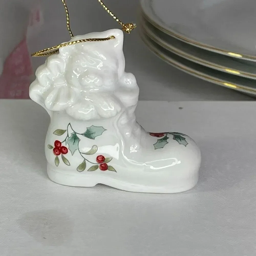 Pfaltzgraff Winterberry cat in stocking ornament.